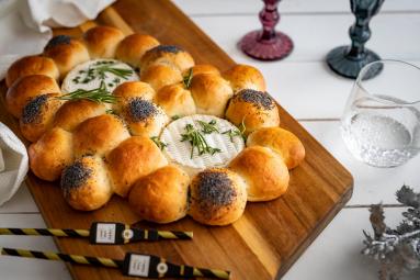 Zdjęcie - Bułeczki miodowe pieczone z serem camembert - Przepisy kulinarne ze zdjęciami