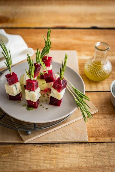 Zdjęcie - Koreczki z buraka i sera pleśniowego z rozmarynem - Przepisy kulinarne ze zdjęciami