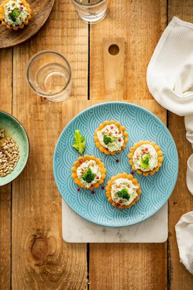 Zdjęcie - Kruche babeczki z pastą serowo-brokułową - Przepisy kulinarne ze zdjęciami