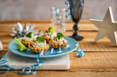 Zdjęcie - Kruche babeczki z pastą serowo-brokułową - Przepisy kulinarne ze zdjęciami