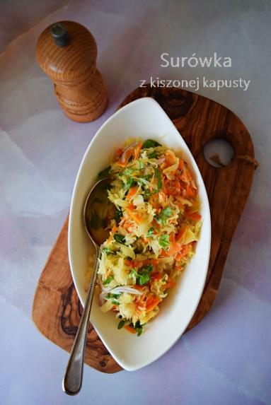 Zdjęcie - Surówka z kiszonej kapusty z karmelizowaną marchewką - Przepisy kulinarne ze zdjęciami