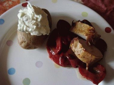 Zdjęcie - Wieprzowina w śliwkach i pieczone ziemniaki  - Przepisy kulinarne ze zdjęciami
