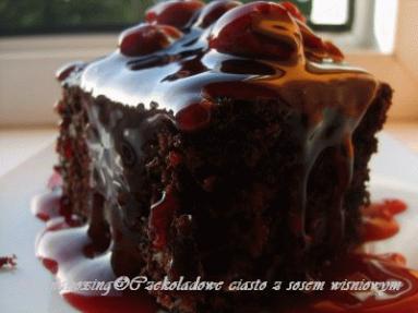 Zdjęcie - Czekoladowe ciasto z orzechami i sosem wiśniowym  - Przepisy kulinarne ze zdjęciami