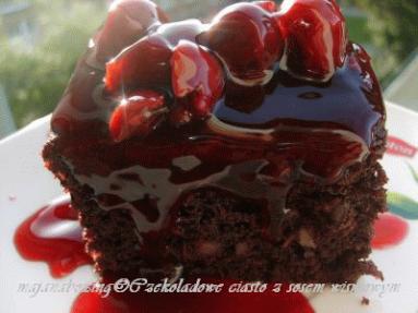Zdjęcie - Czekoladowe ciasto z orzechami i sosem wiśniowym  - Przepisy kulinarne ze zdjęciami
