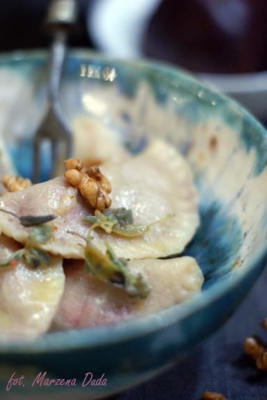 Zdjęcie - Pierogi z burakiem, gorgonzolą  i włoskimi orzechami - Przepisy kulinarne ze zdjęciami