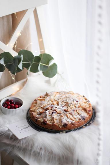 Zdjęcie - Migdałowe ciasto z gruszkami, żurawiną i cynamonem - Przepisy kulinarne ze zdjęciami