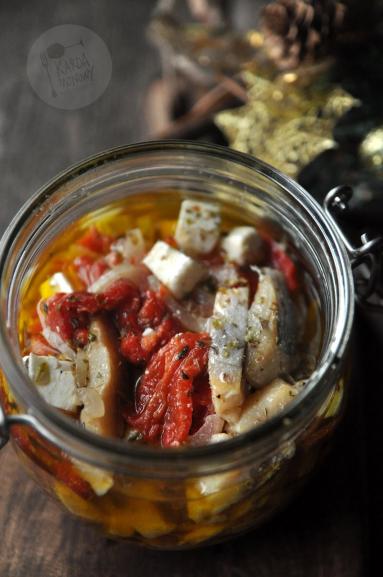 Zdjęcie: Śledzie z pieczoną papryką i fetą Zdjęcie - Śledzie z pieczoną papryką i fetą - Przepisy kulinarne ze zdjęciami