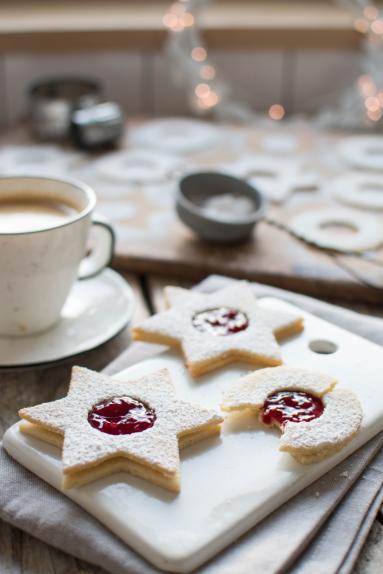 Zdjęcie - Linzer cookies- maślane ciasteczka migdałowe z dżemem - Przepisy kulinarne ze zdjęciami