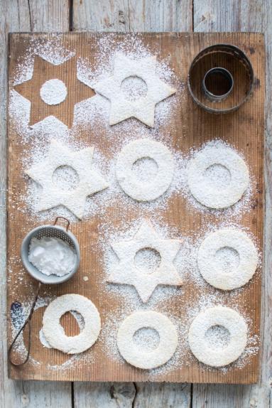 Zdjęcie - Linzer cookies- maślane ciasteczka migdałowe z dżemem - Przepisy kulinarne ze zdjęciami
