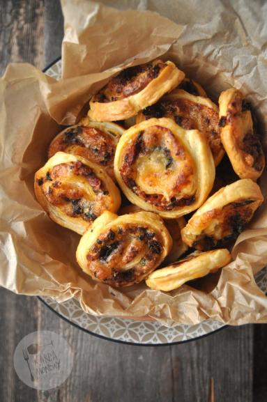 Zdjęcie: Ślimaki z ciasta francuskiego z mozzarellą, suszonymi pomidorami i oliwkami Zdjęcie - Ślimaki z ciasta francuskiego z mozzarellą, suszonymi pomidorami i oliwkami - Przepisy kulinarne ze zdjęciami