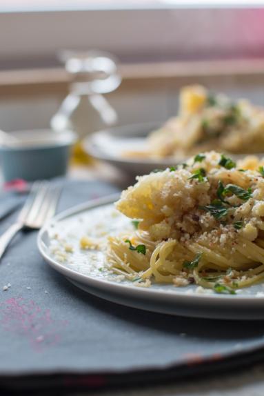 Zdjęcie - Spaghetti z kalafiorem i czosnkową kruszonką - Przepisy kulinarne ze zdjęciami