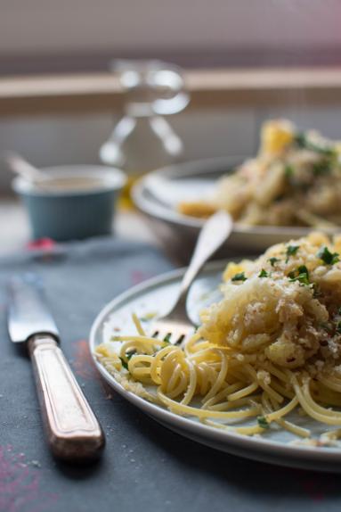 Zdjęcie - Spaghetti z kalafiorem i czosnkową kruszonką - Przepisy kulinarne ze zdjęciami