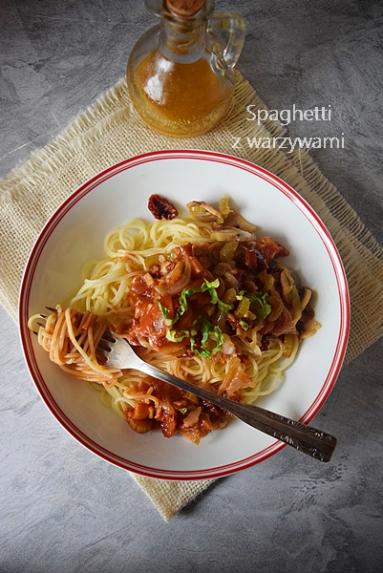 Zdjęcie - Dobre spaghetti z warzywnym sosem - Przepisy kulinarne ze zdjęciami