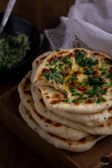 Zdjęcie - Chlebki naan z masłem czosnkowym - Przepisy kulinarne ze zdjęciami