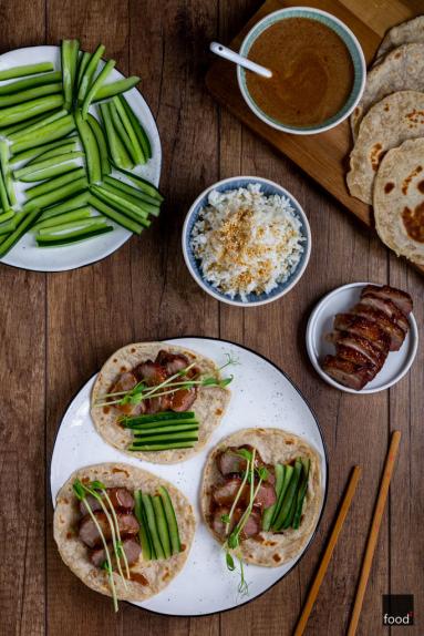 Zdjęcie - Chińskie naleśniki z kaczką, ogórkiem i sosem hoisin - Przepisy kulinarne ze zdjęciami