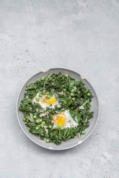 Zdjęcie - Zielone warzywa z jajem sadzonym tzw. zielona shakshuka - Przepisy kulinarne ze zdjęciami