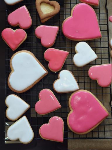 Zdjęcie - Kruche ciasteczka – serduszka na Walentynki - Przepisy kulinarne ze zdjęciami