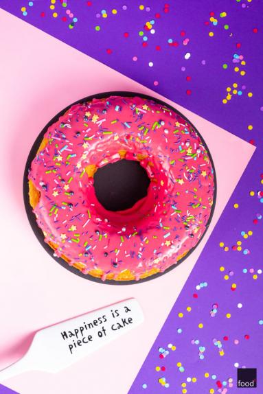 Zdjęcie - Giant Donut Cake - wielki pączek na 6. urodziny bloga - Przepisy kulinarne ze zdjęciami