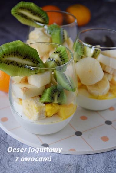 Zdjęcie - Deser jogurtowy z owocami - Przepisy kulinarne ze zdjęciami