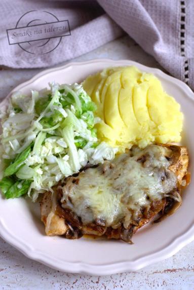 Zdjęcie - Filet z kurczaka z serem i pieczarkami - Przepisy kulinarne ze zdjęciami