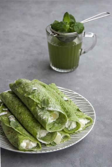 Zdjęcie - Zielone naleśniki z aromatycznym twarogiem - Przepisy kulinarne ze zdjęciami