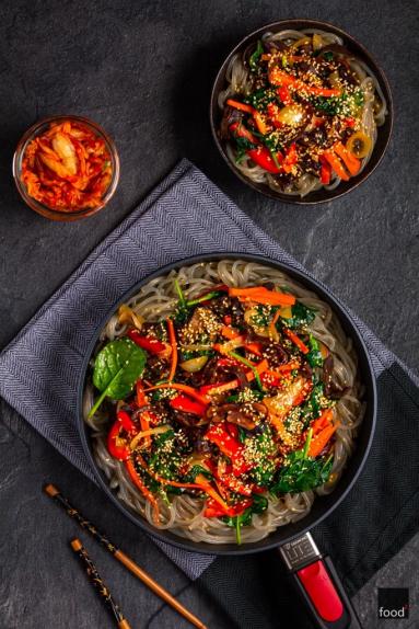 Zdjęcie - Japchae - koreański stir-fry z warzywami i makaronem z batatów - Przepisy kulinarne ze zdjęciami