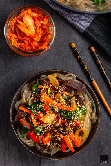 Zdjęcie - Japchae - koreański stir-fry z warzywami i makaronem z batatów - Przepisy kulinarne ze zdjęciami