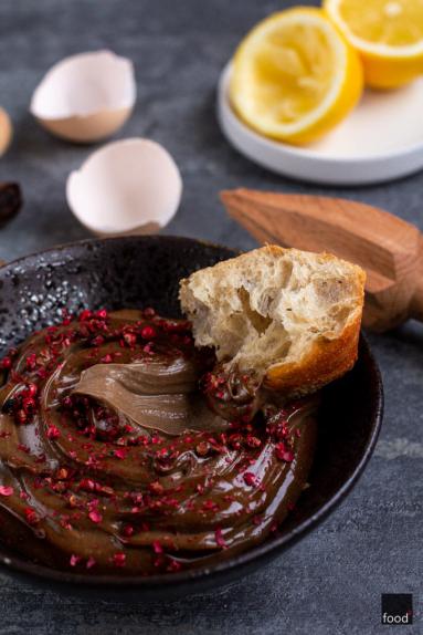 Zdjęcie - Aioli z czarnym czosnkiem, tradycyjny sos w nowej odsłonie - Przepisy kulinarne ze zdjęciami
