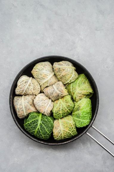 Zdjęcie - Gołąbki z warzywnym nadzieniem w sosie - Przepisy kulinarne ze zdjęciami