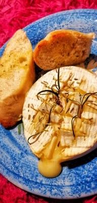 Zdjęcie - Camembert z czosnkiem i rozmarynem - Przepisy kulinarne ze zdjęciami