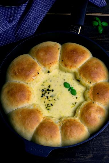 Zdjęcie - Bułeczki z dipem serowym - Przepisy kulinarne ze zdjęciami