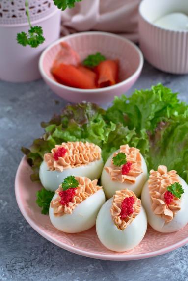 Zdjęcie - Jajka faszerowane kremem łososiowym - Przepisy kulinarne ze zdjęciami