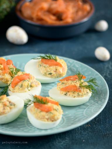 Zdjęcie - Jaja faszerowane łososiem - Przepisy kulinarne ze zdjęciami