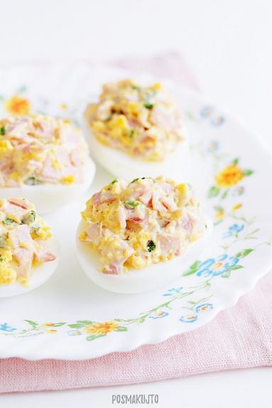Zdjęcie - Jajka faszerowane szynką - Przepisy kulinarne ze zdjęciami
