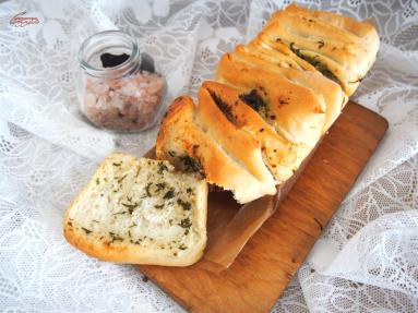 Zdjęcie - Odrywany chlebek ziołowo czosnkowy - Przepisy kulinarne ze zdjęciami