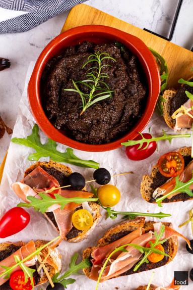 Zdjęcie - Tapenada z czarnym czosnkiem na grzankach z jamón serrano - Przepisy kulinarne ze zdjęciami