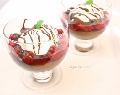 Zdjęcie - Budyń czekoladowy z frużeliną wiśniową - Przepisy kulinarne ze zdjęciami