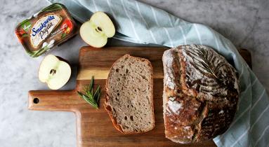 Zdjęcie - Chleb pszenny na zakwasie z jabłkiem - Przepisy kulinarne ze zdjęciami