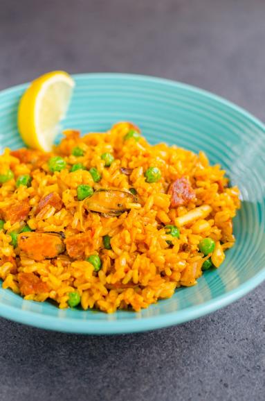 Zdjęcie - Smażony ryż à la paella z chorizo i owocami morza - Przepisy kulinarne ze zdjęciami