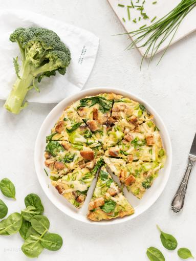 Zdjęcie - Frittata z łodygą brokułu i czerstwym pieczywem - Przepisy kulinarne ze zdjęciami