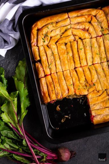 Zdjęcie - Burek, börek, byrek, bureki - przekąska z serem feta i botwiną - Przepisy kulinarne ze zdjęciami