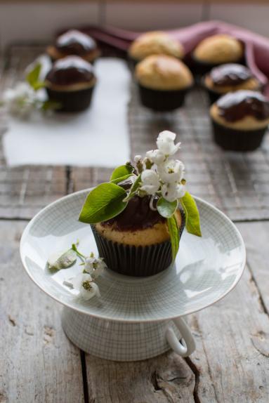 Zdjęcie - Babeczki z kawałkami czekolady - Przepisy kulinarne ze zdjęciami