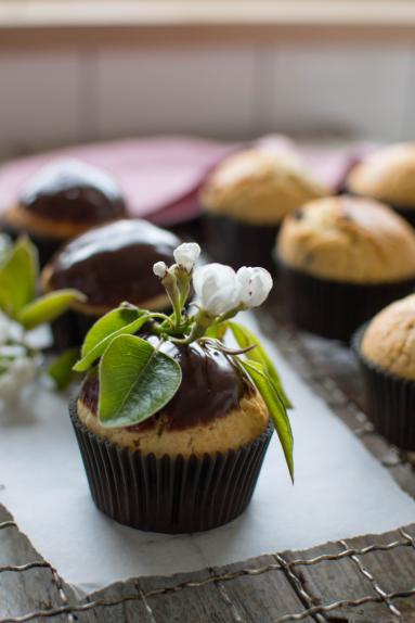 Zdjęcie - Babeczki z kawałkami czekolady - Przepisy kulinarne ze zdjęciami