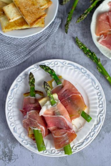 Zdjęcie - Grzanka ze szparagami, mozzarellą i szynką parmeńską - Przepisy kulinarne ze zdjęciami