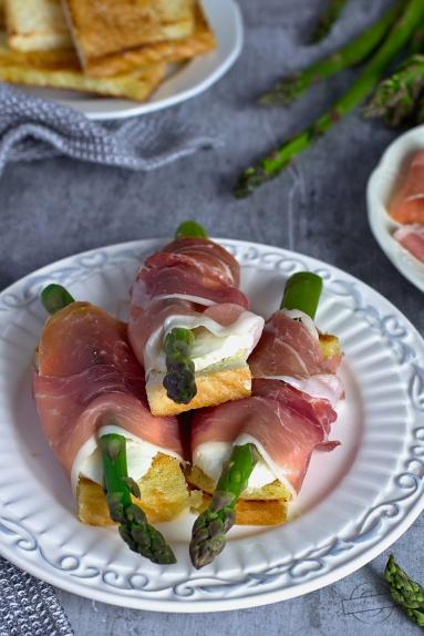 Zdjęcie - Grzanka ze szparagami, mozzarellą i szynką parmeńską - Przepisy kulinarne ze zdjęciami
