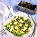 Zdjęcie - Szparagi z burratą i migdałami podane z czosnkową oliwą - Przepisy kulinarne ze zdjęciami