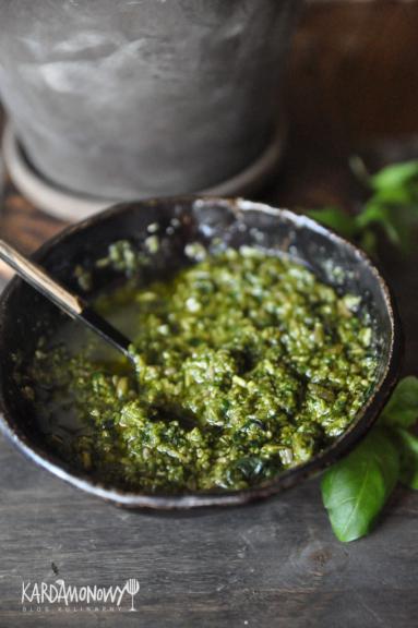 Zdjęcie: Pesto bazyliowe ze słonecznikiem Zdjęcie - Pesto bazyliowe ze słonecznikiem - Przepisy kulinarne ze zdjęciami