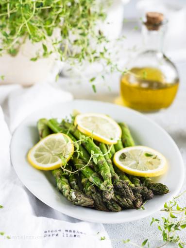 Zdjęcie - Szparagi pieczone z cytryną, czosnkiem i tymiankiem - Przepisy kulinarne ze zdjęciami
