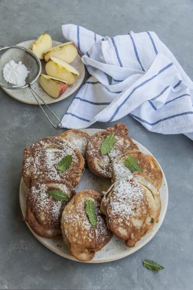 Zdjęcie - Drożdżowe racuchy z jabłkiem i cukrem pudrem - Przepisy kulinarne ze zdjęciami