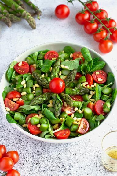 Zdjęcie - Surówka z roszponką, szparagami i pomidorkami koktajlowymi - Przepisy kulinarne ze zdjęciami